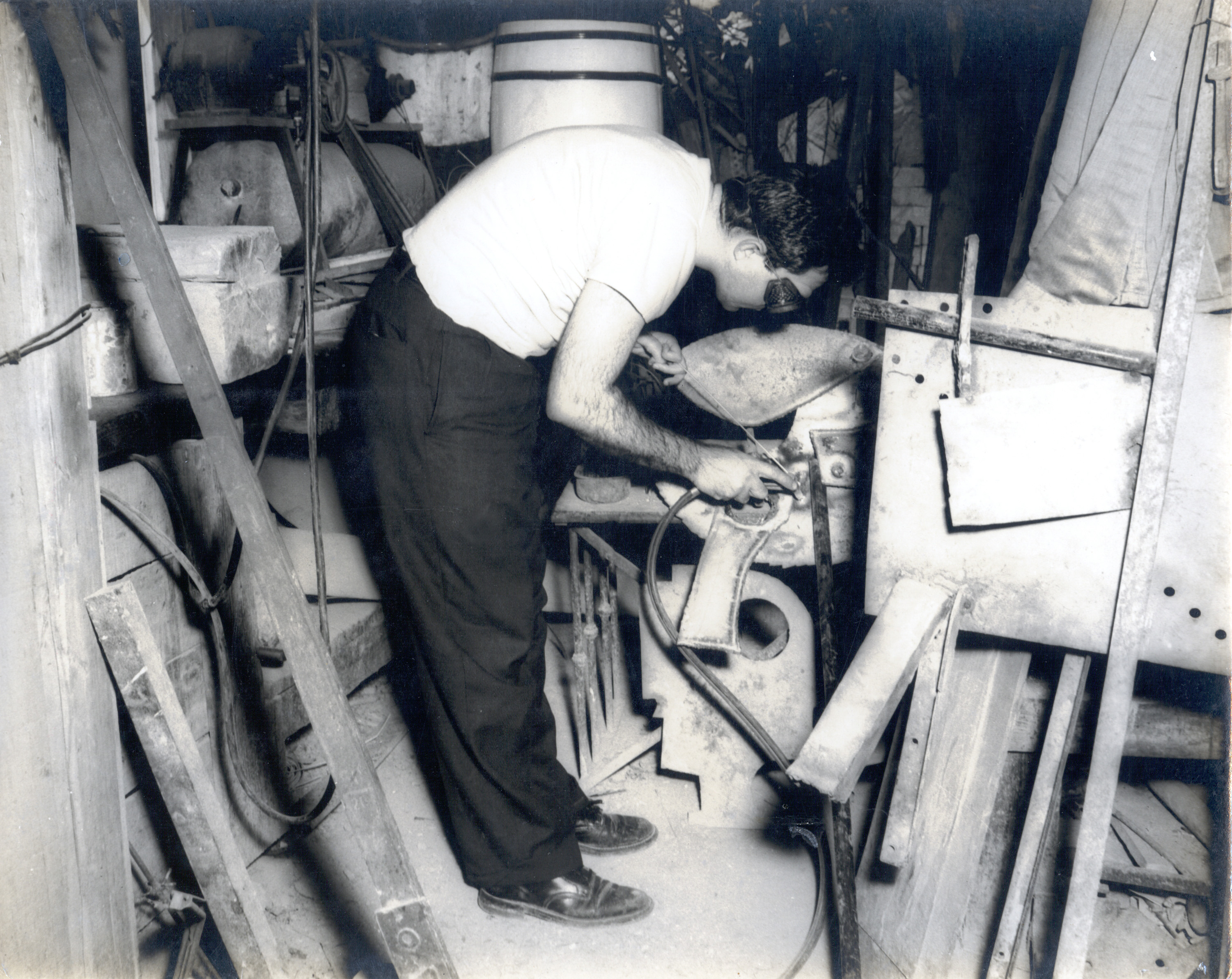 Tomás Oliva in his studio